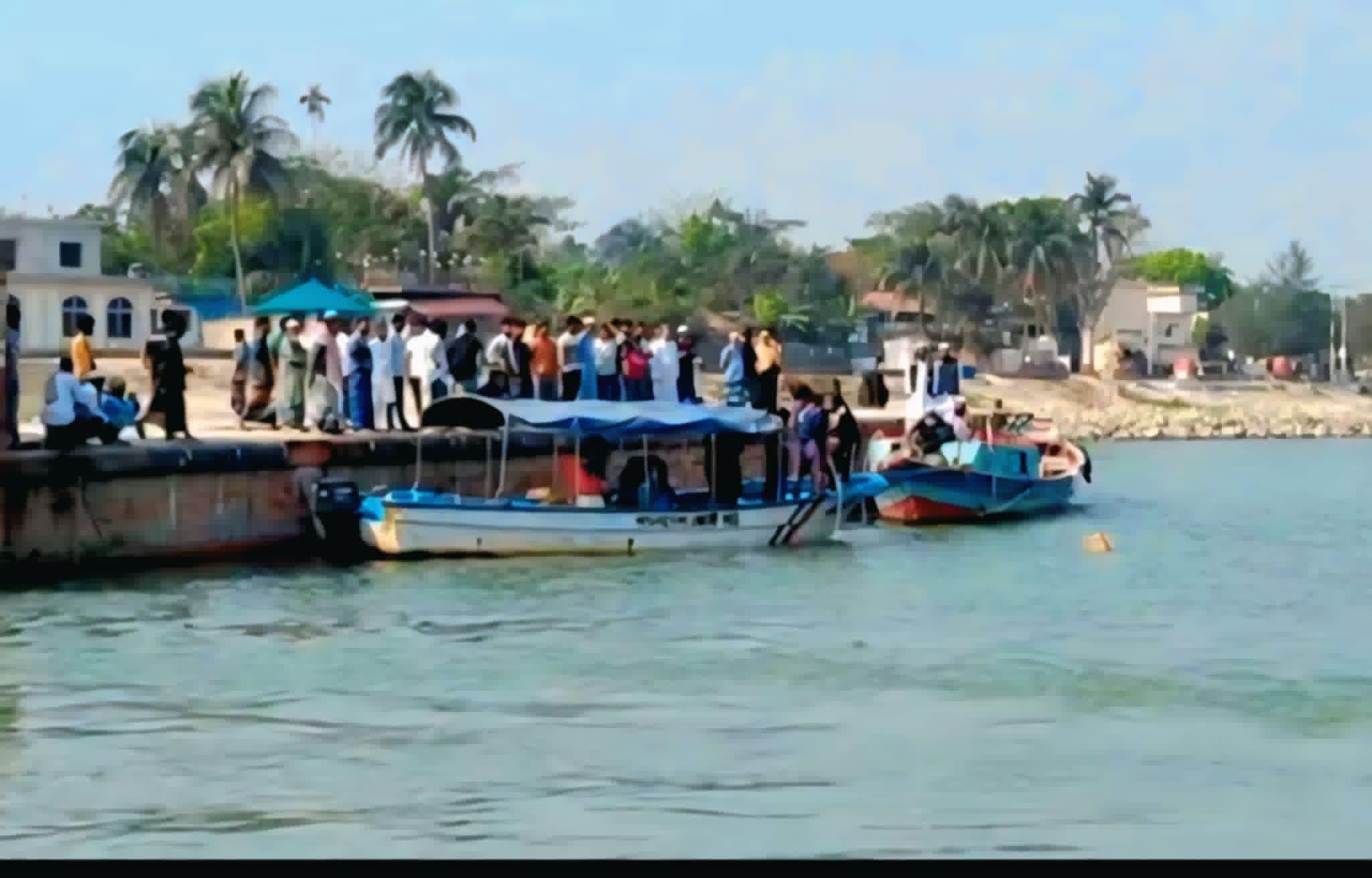 পদ্মায় নোঙর করা বাল্কহেড ডুবে ২ জন নিখোঁজ