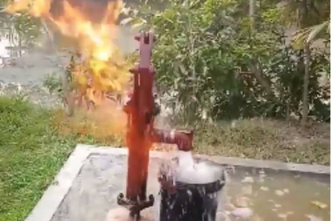 বাগমারায় টিউবয়েল থেকে বাহির হচ্ছে গ্যাস