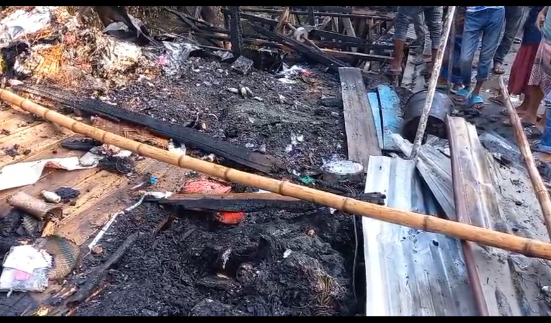 নড়িয়ায় ভয়াবহ অগ্নিকাণ্ড: ৪ দোকান পুড়ে ছাই, ক্ষয়ক্ষতি ৫০ লাখ টাকা