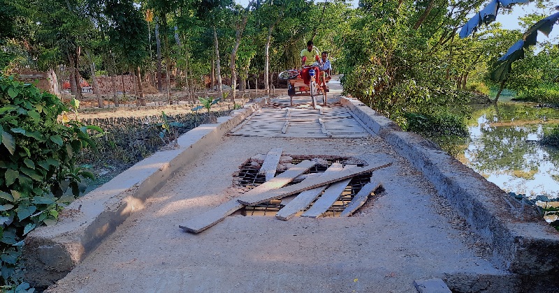 সেতুর মাঝে গর্ত, কাঠের তক্তা ফেলে যাতায়াত