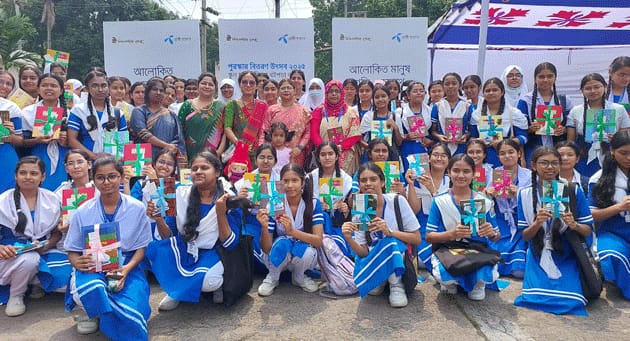 রাজশাহীতে বই পড়ে পুরস্কার পেল ছাত্র -ছাত্রীরা