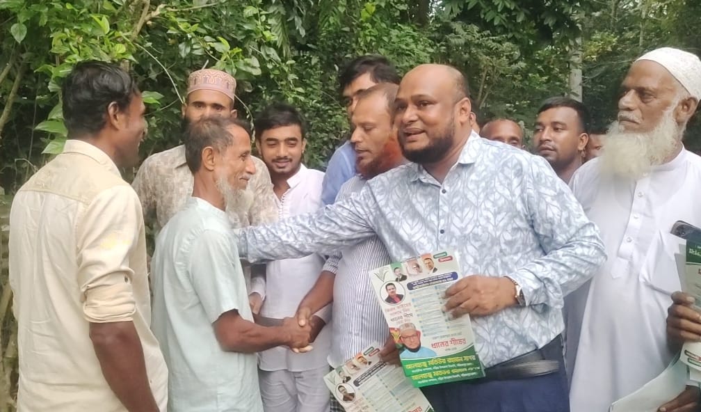 বিএনপি নেতা মতিউর রহমানসাগরের নেতৃত্বে নড়িয়ার ঘরিষারে বিএনপির ৩১ দফার লিফলেট বিতরণ